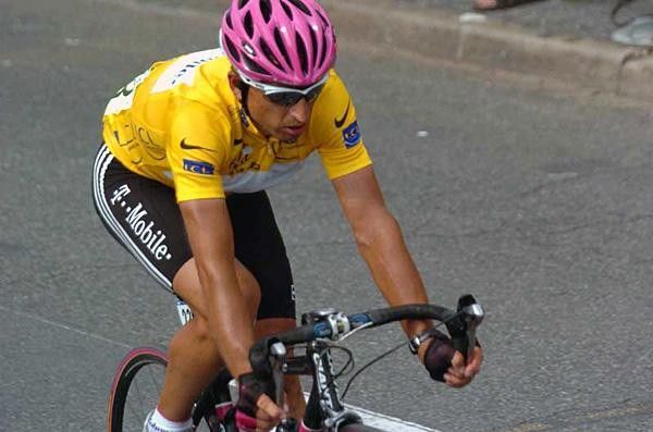 Serguei Gonchar (T-Mobile) finishes in the bunch, but loses the jersey