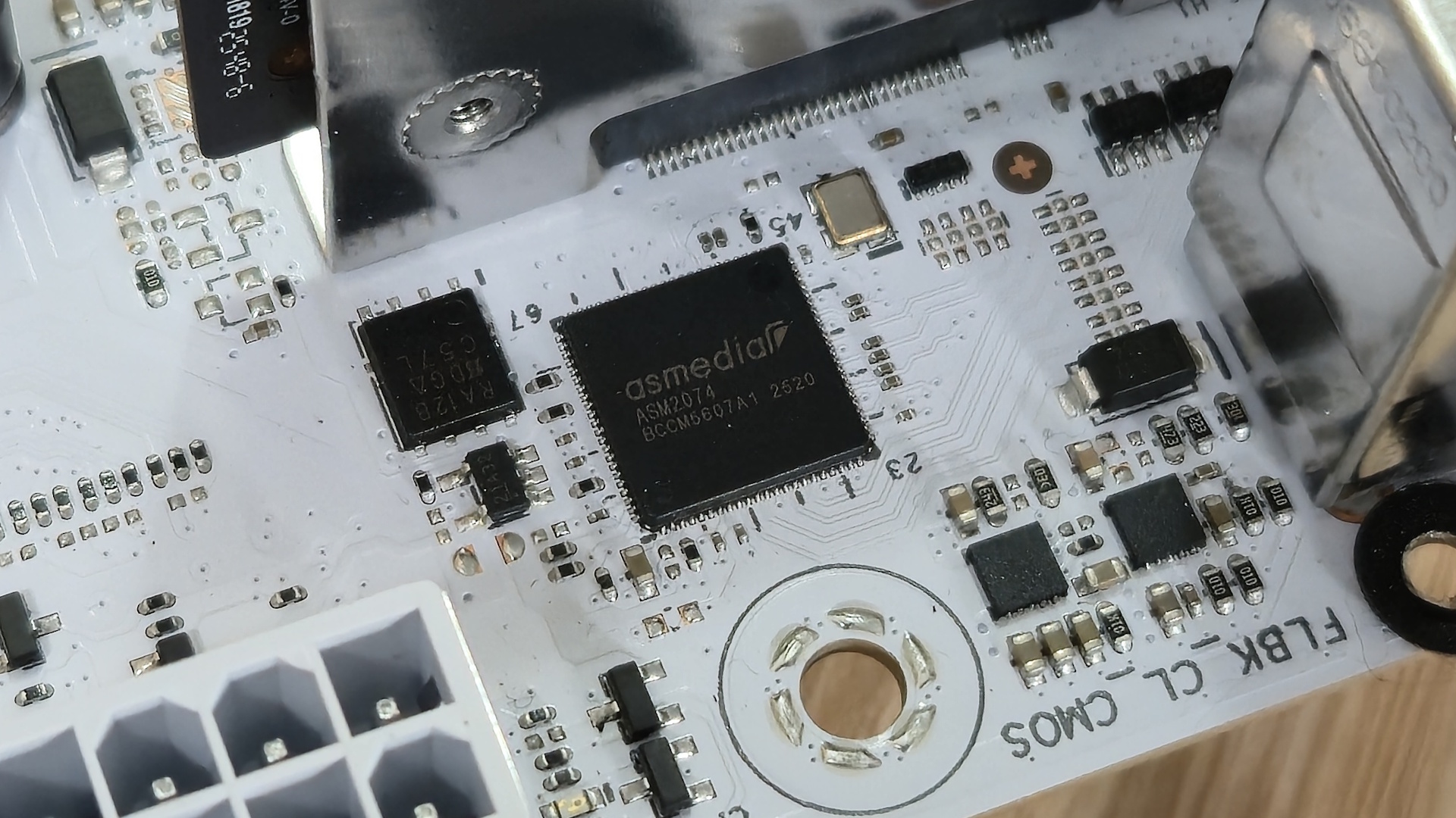 Asus ROG Crosshair X870E Glacial - ICs