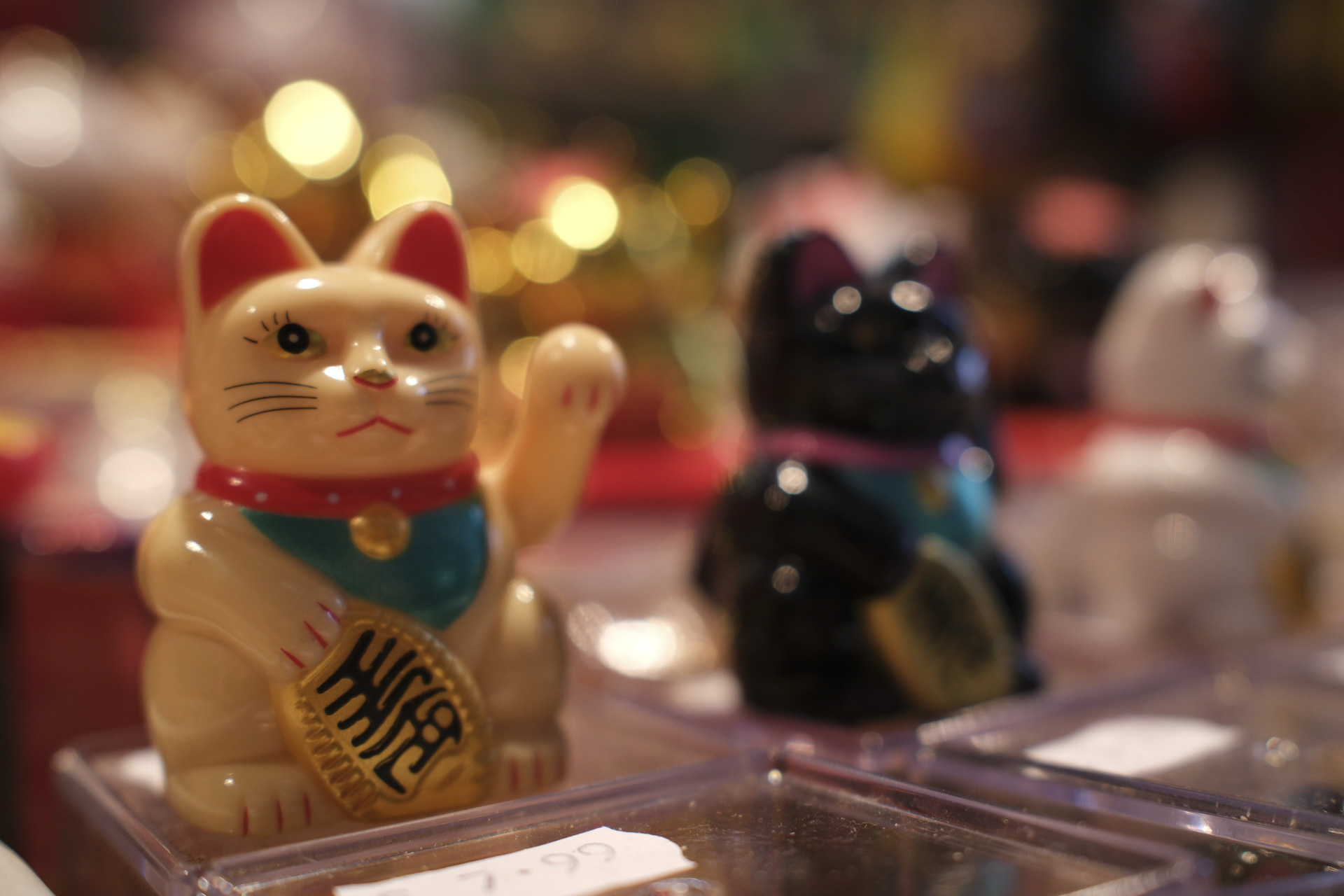 Chinese lucky cat photo taken at f/2.8 using the Fujifilm X100VI