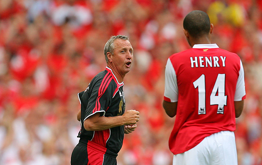 Dutch soccer legend and Ajax player Johan Cruyff (L) reacts to appluse by Arsenal's Thierry Henry during a pre season "Dennis Bergkamp" testimonial match at Emirates stadium in north London, 22 July 2006.The match played in honour of Arsenal's Dutch player Dennis Bergkamp who has served the club for 11 years and will retire after the game is the first match played at the club's new stadium.Arsenal defeated Ajax 2-1.