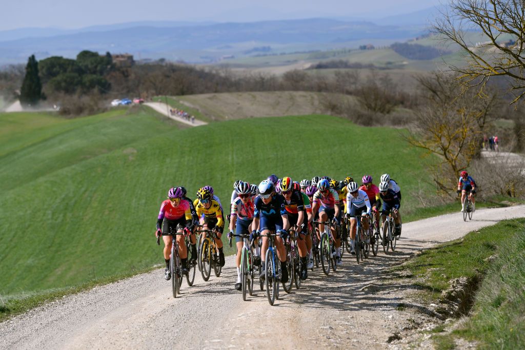 SIENA ITALY MARCH 05 LR Demi Vollering of Netherlands and Team SD Worx Anna Henderson of United Kingdom and Team Jumbo Visma Katarzyna Niewiadoma of Poland and Team Canyon SRAM Racing Annemiek Van Vleuten of Netherlands and Movistar Team Lotte Kopecky of Belgium and Team SD Worx compete through gravel roads during the Eroica 8th Strade Bianche 2022 Womens Elite a 136km one day race from Siena to Siena Piazza del Campo 321m StradeBianche on March 05 2022 in Siena Italy Photo by Luc ClaessenGetty Images