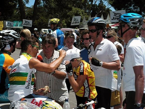 A versatile McEwen eats, talks and signs autographs simultaneously
