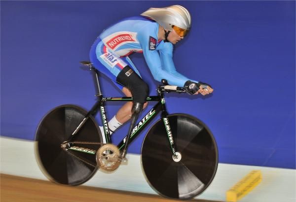Jiri Jezek of the Czech Republic broke Roberto Alcaide's world record, posting a 4.40.899 to qualify fastest and make the Gold medal final where he duly won the World Title for the LC2 4,000 metre pursuit.