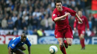 LIVERPOOL, ENGLAND - MAY 03: Steve Finnan of Liverpool (R) runs with the ball during the second leg of the UEFA Champions League Semi Final between Liverpool and Chelsea at Anfield on May 3, 2005 in Liverpool,England. (Photo by John Cocks/Liverpool FC via Getty Images)