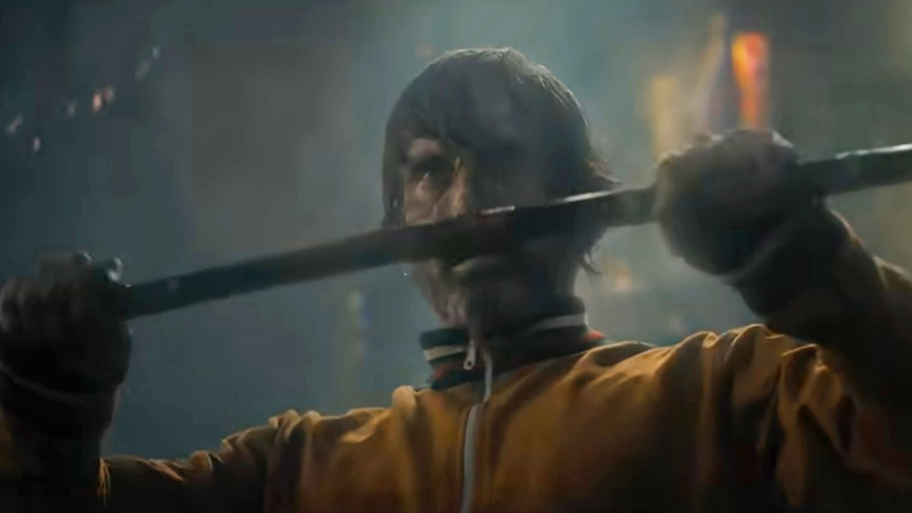 『ダストバニー』で剣を持ったマッツ・ミケルセン。