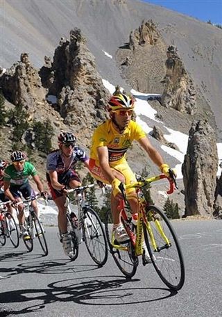Alejandro Valverde (Caisse d'Epargne) riding in the mountains.