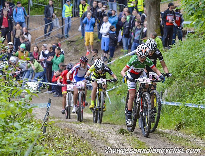 Lisa Rabensteiner (Focus XC Italy Team) leads a chase group