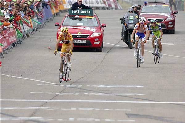 Alejandro Valverde (Caisse d'Epargne) goes for the time bonus seconds.