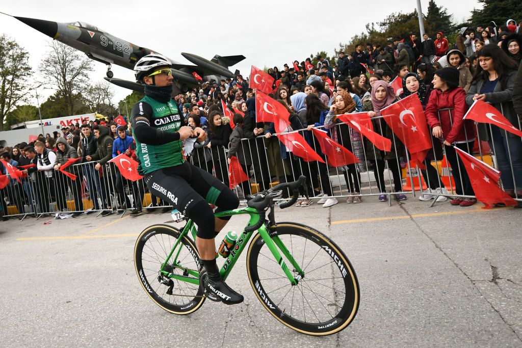 Matteo Malucelli wraps up warm