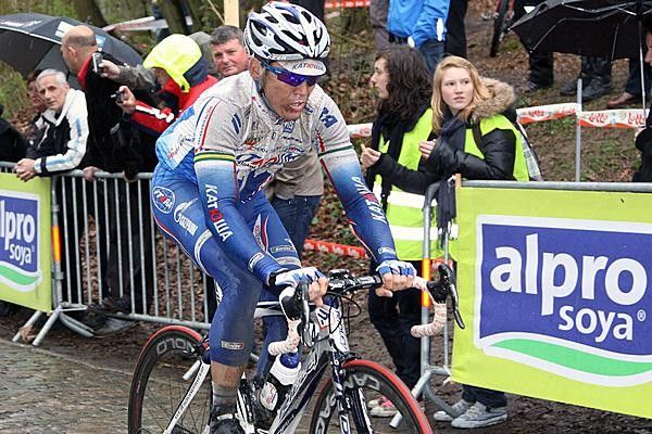 Robbie McEwen bridged up solo to the front group.