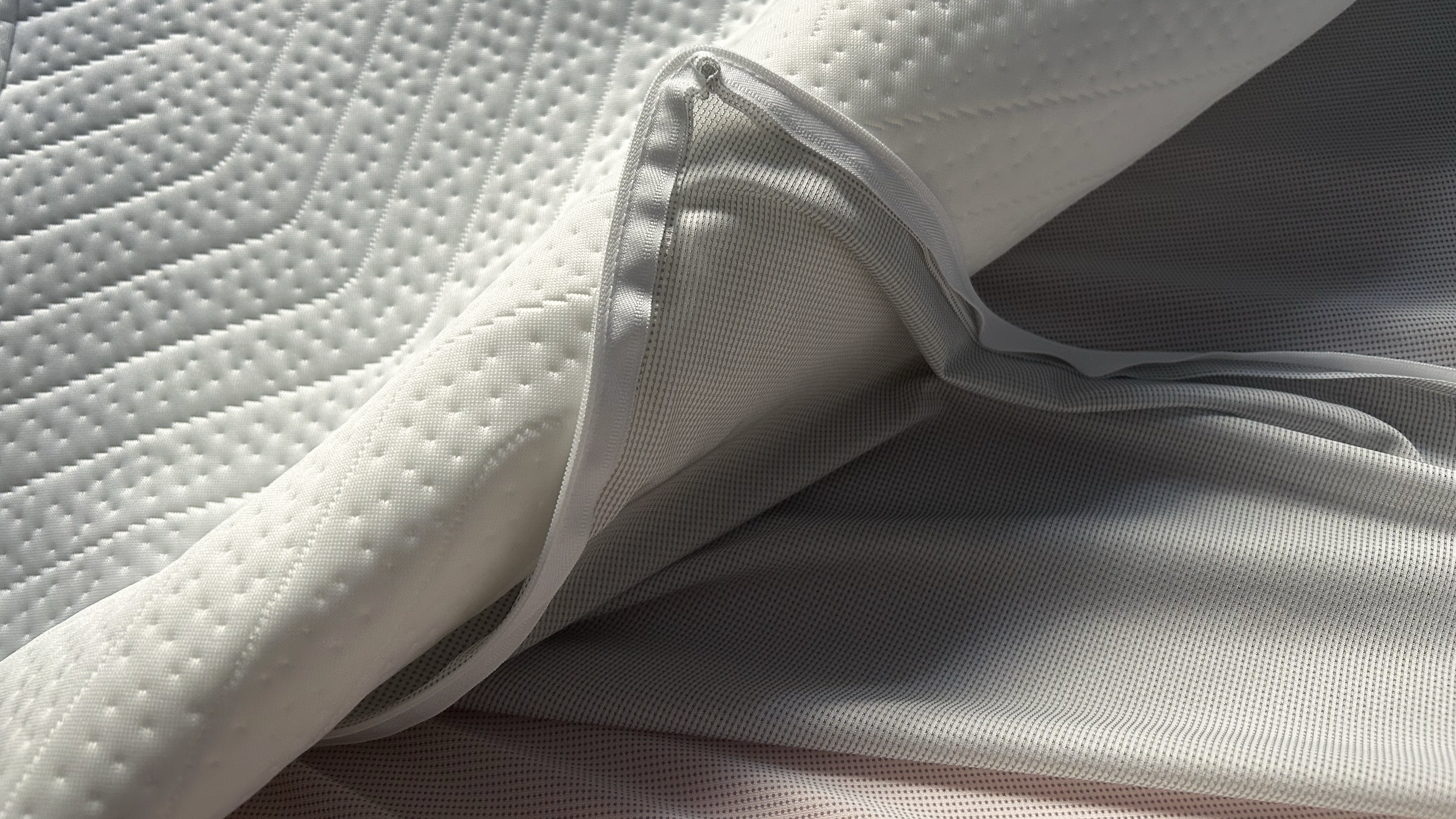 Removable cover and mesh lining of mattress