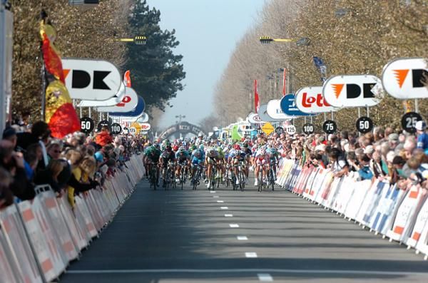 The peloton in full flight 100 metres from the finish line.