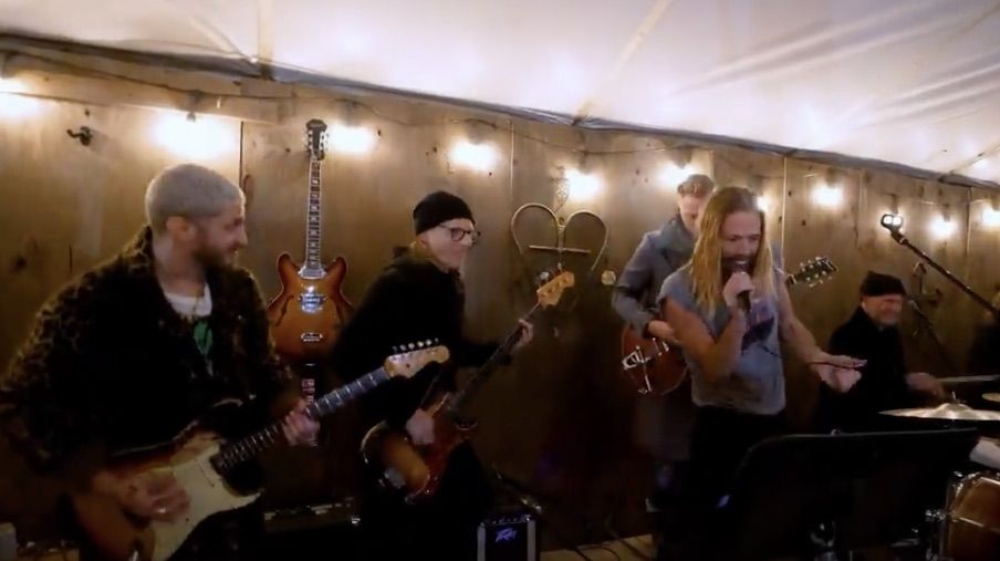 (from left) Andrew Watt, Chris Chaney, Josh Homme, Taylor Hawkins and Chad Smith jam at Malibu Elementary School