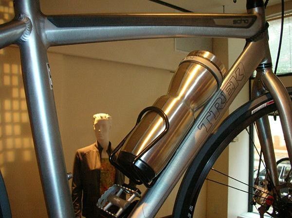 Trek Soho detail with distinctive thermos flask