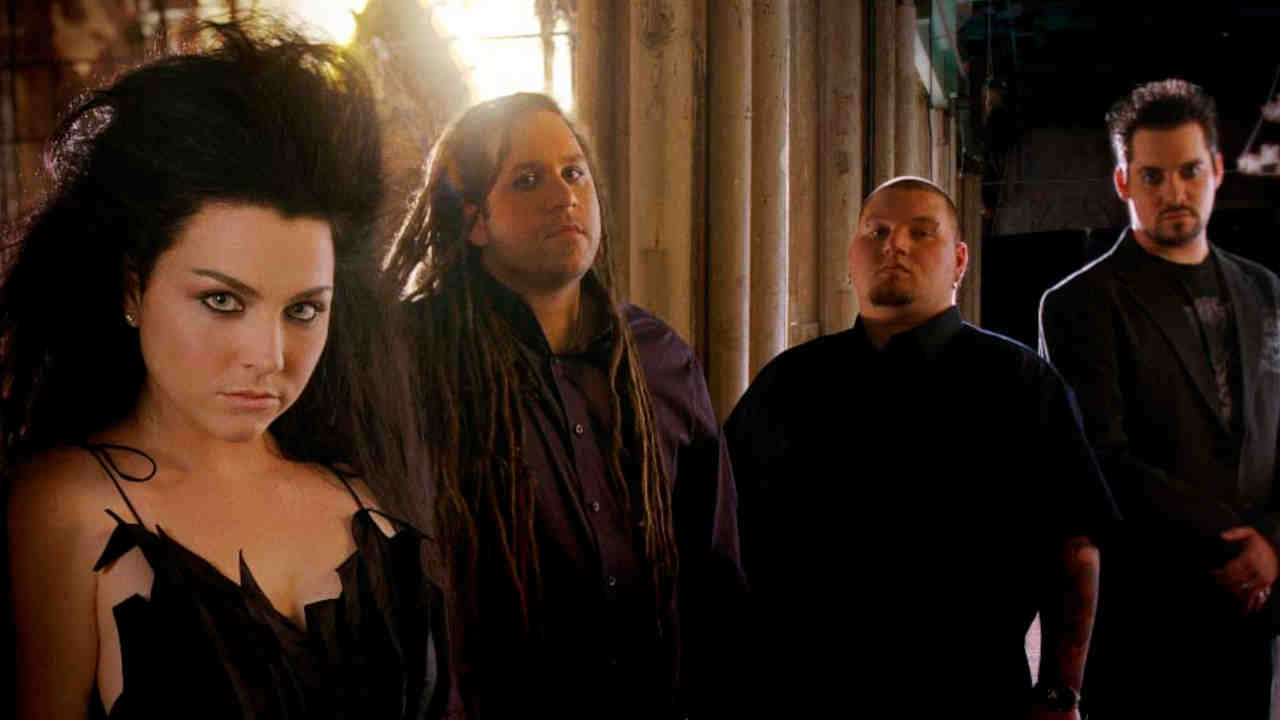 Evanescence posing for a photograph in 2006