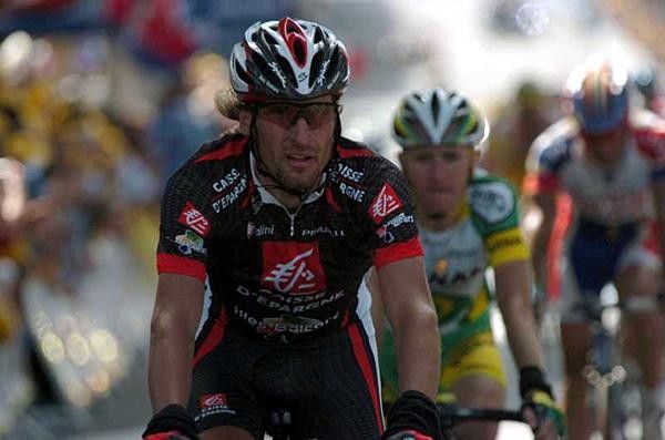 Vlad Karpets (Caisse d'Epargne) crosses the line