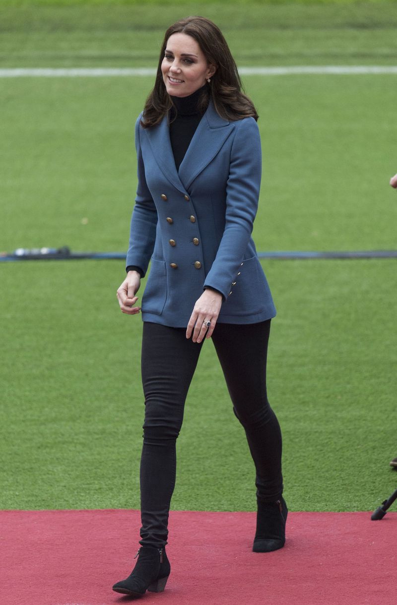 Clothing, Footwear, Fashion, Outerwear, Leg, Blazer, Standing, Thigh, Electric blue, Long hair,