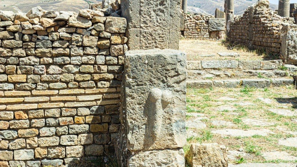 Eine ähnliche Phallusschnitzerei in einer Mauer in der antiken römischen Stadt Timgad im heutigen Algerien.