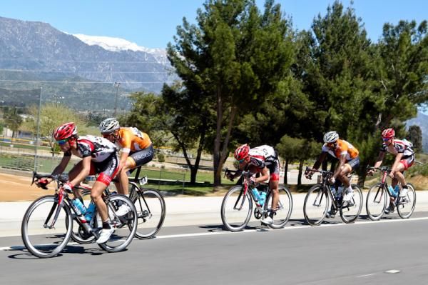 The front of the men's field tries to maintain the chase