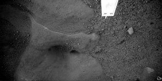 Cracks Appear In Ice Under Mars Lander