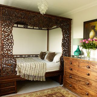 guest bedroom with carpet flooring