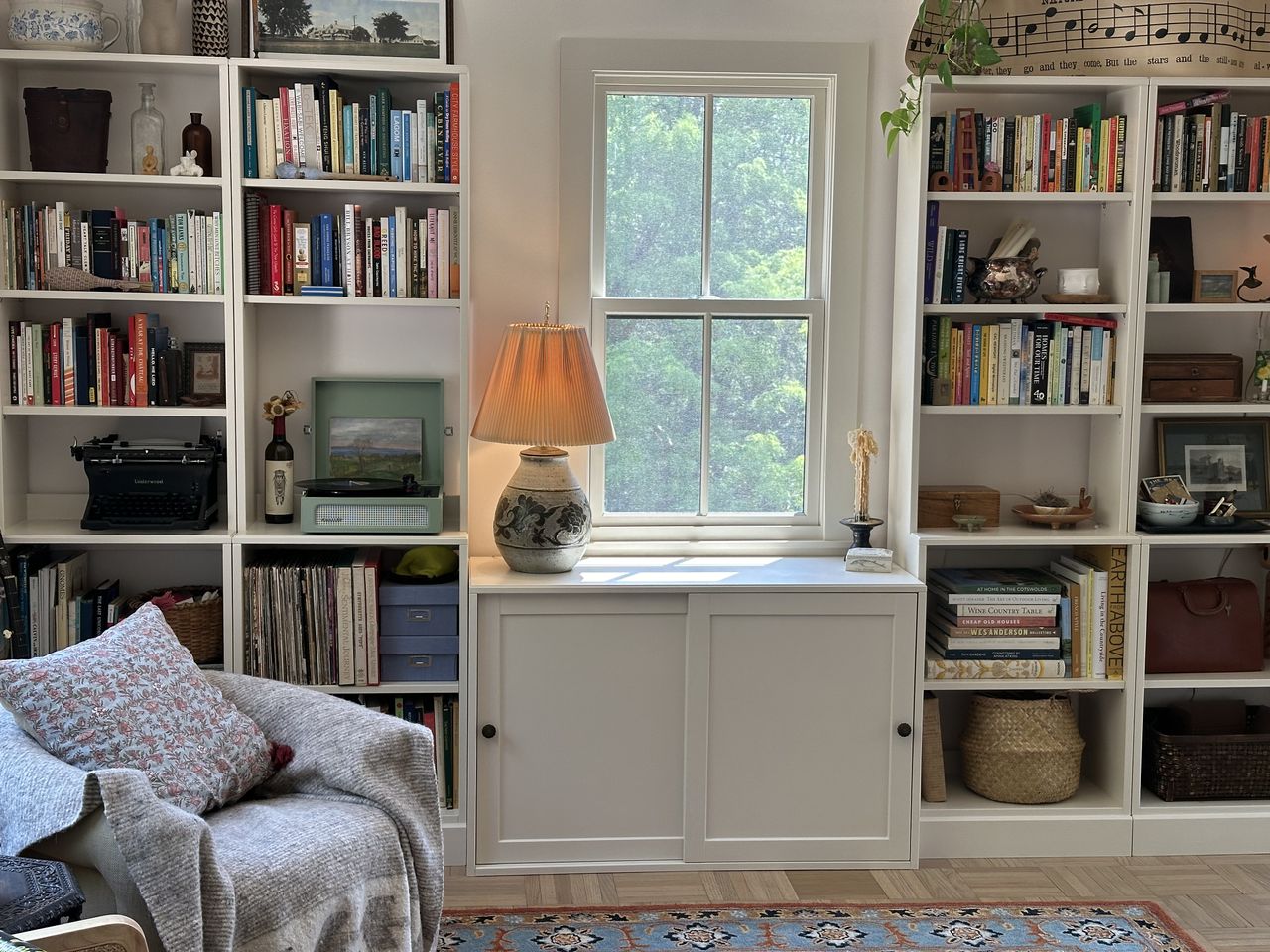 A living room with built-in bookshelves