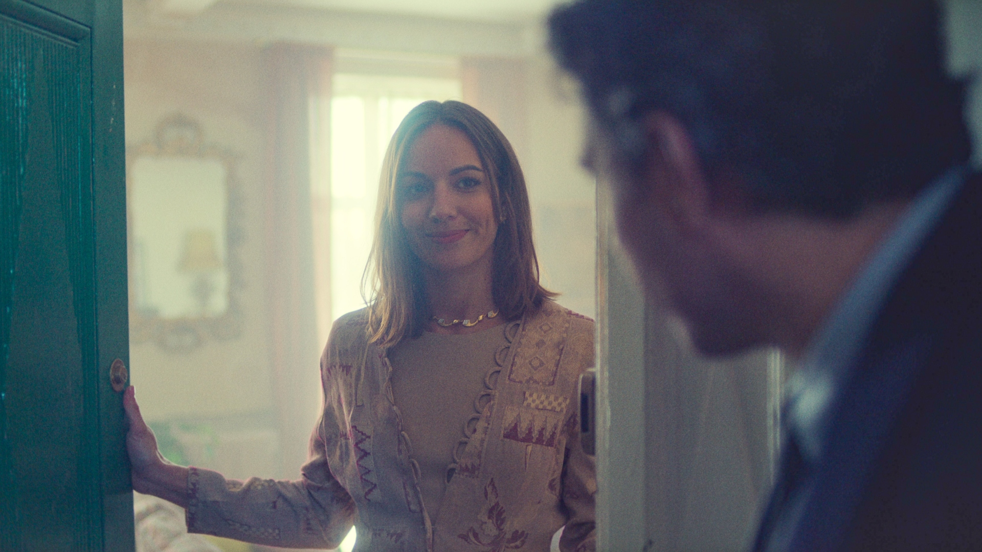 Léna answers the door to John in The Gold season 2