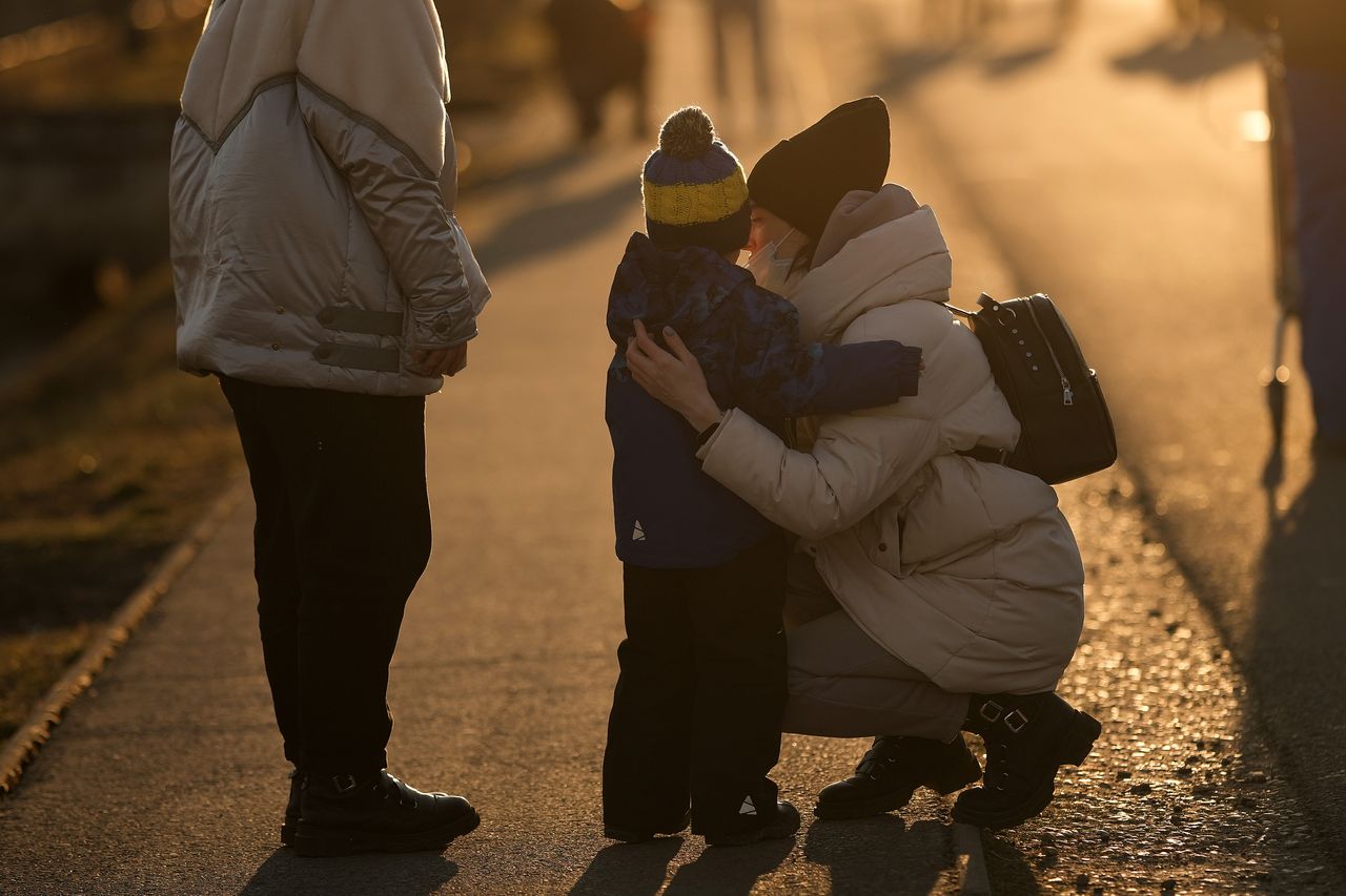 Ukrainian refugees reach the border of Slovakia