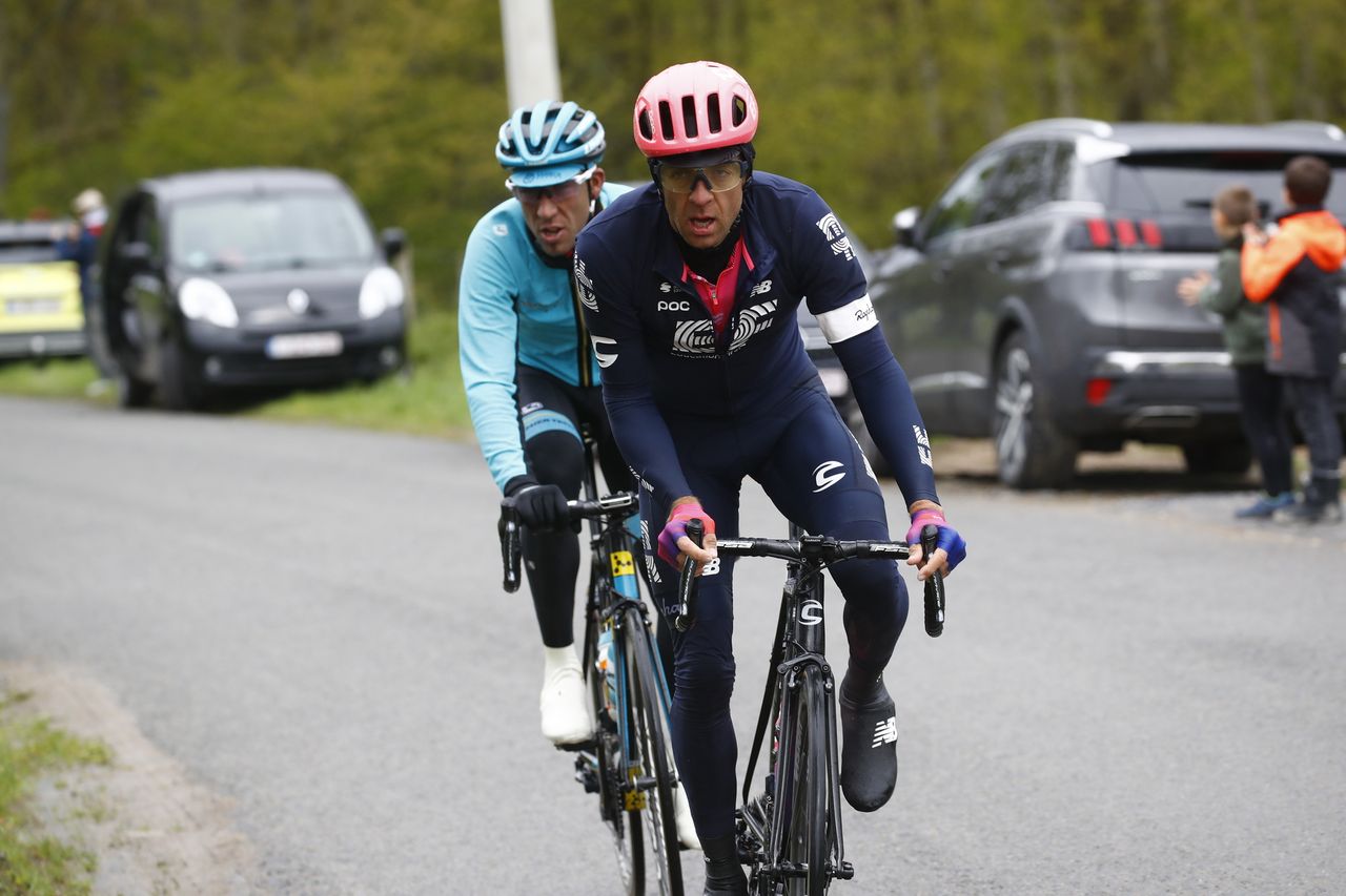 Tanel Kangert and Omar Fraile tried a move on the Col du Rosier