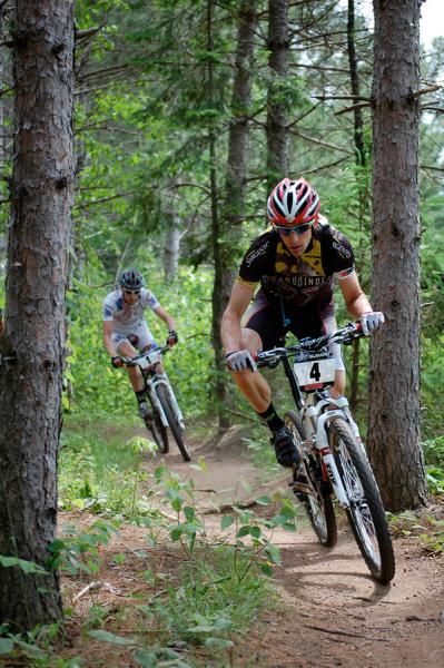 Brian Matter (Gear Grinder / Trek) leads Tristan Schouten (Mafia / Felt) through the singletrack. Photo by Niki Frazier.