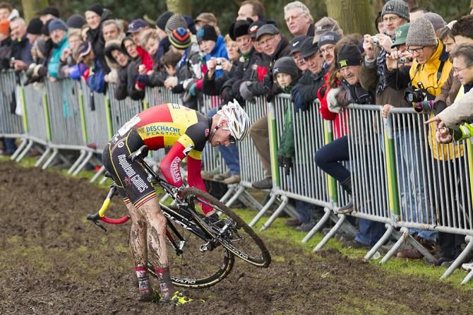 Klaas Vantornout (Sunweb-Napoleon Games) fights to get his chain on