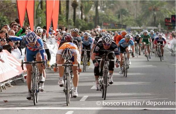 &Oacute;scar Freire (Rabobank) gets the better of Robert Wagner (Skil-Shimano) on the line