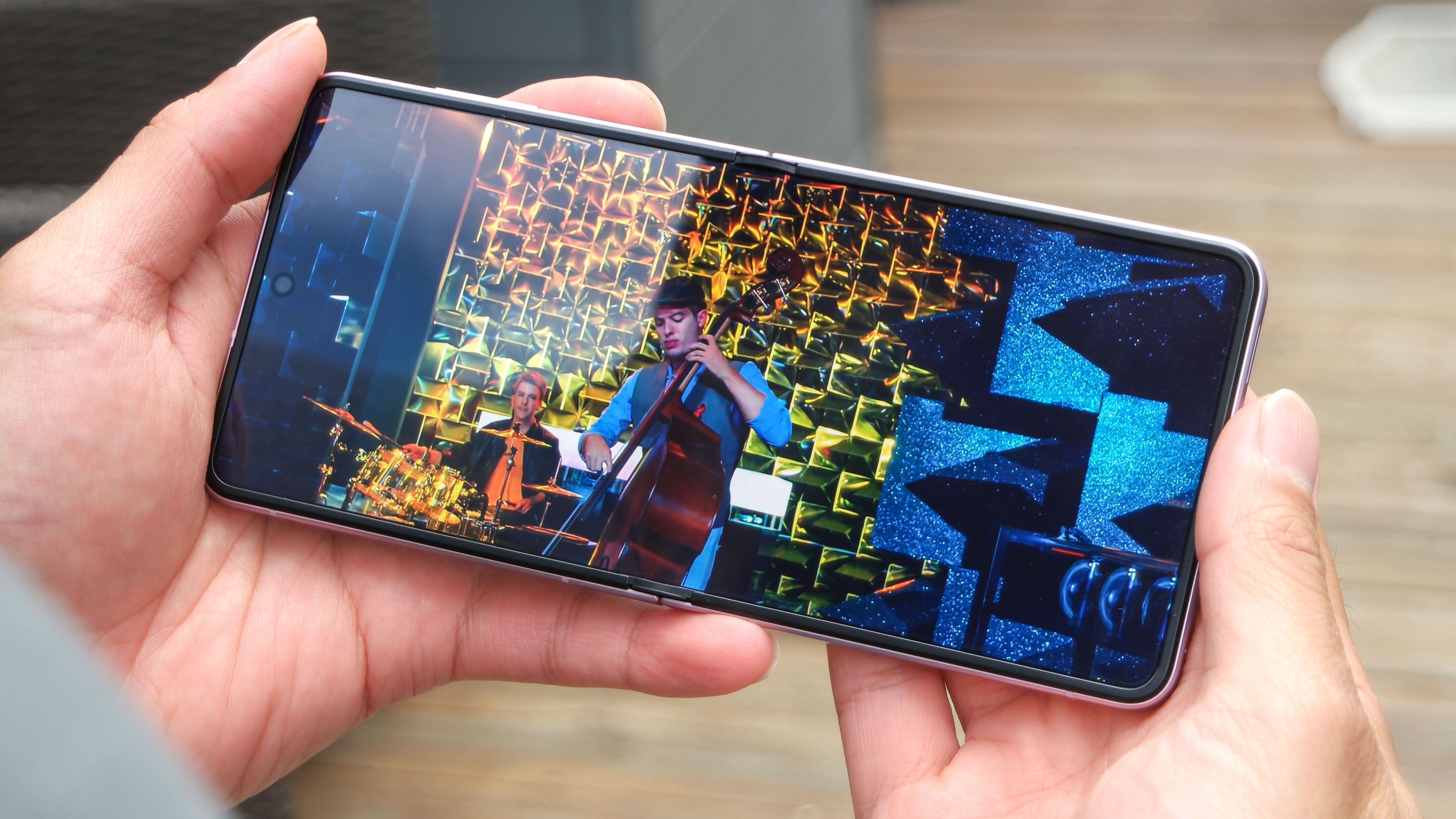 Samsung Galaxy Z Flip 8 playing video.