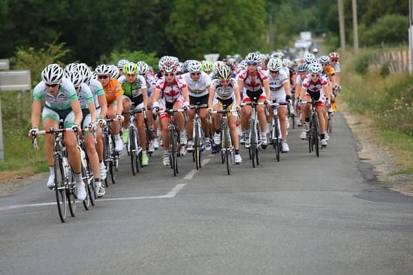 Nederland Bloeit look after race leader Annemiek Van Vleuten as they chase down Anne Samplonius (Canada).