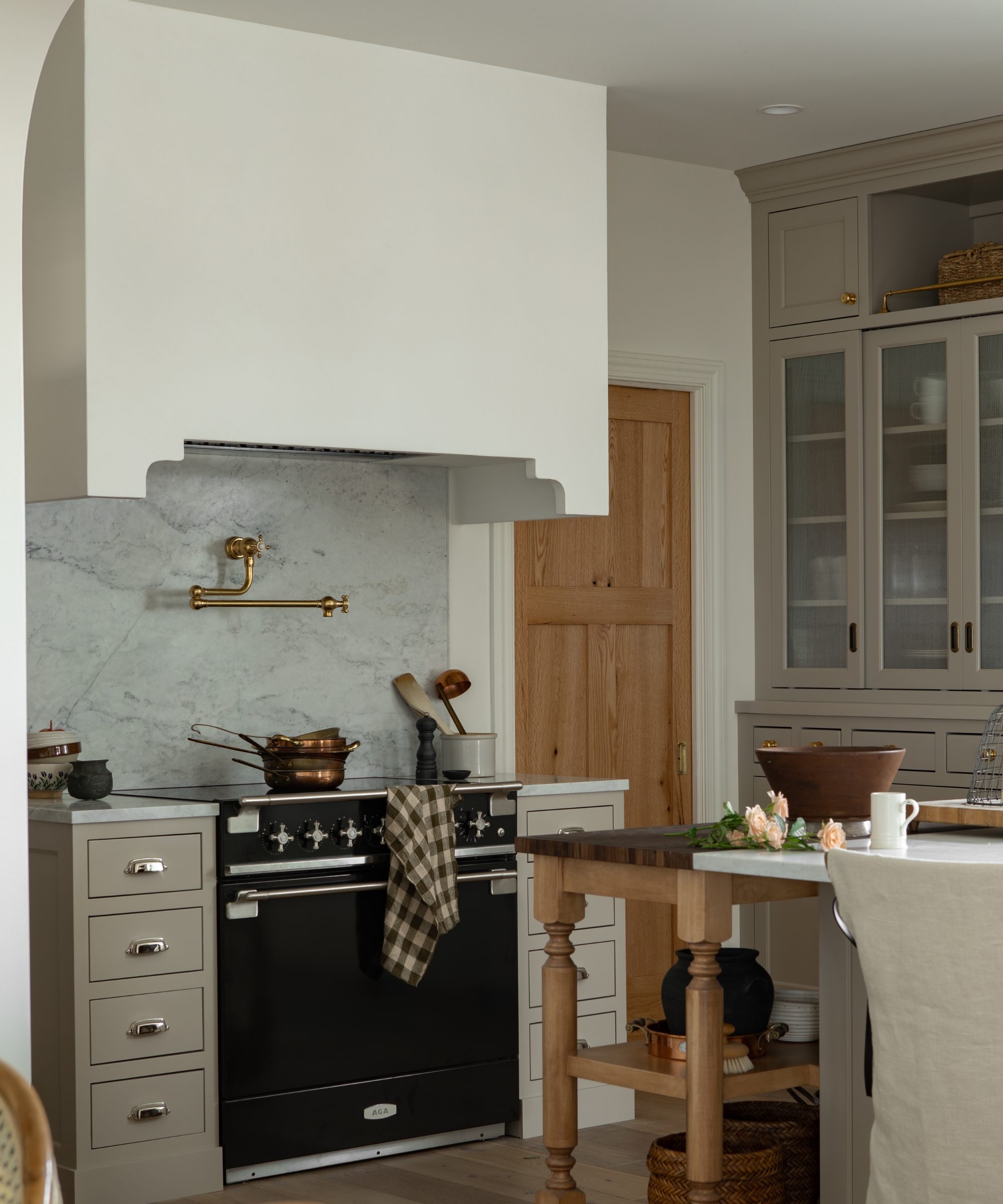 A kitchen painted in Sherwin-Williams Alabaster