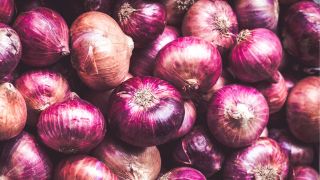 Foods to never store in the fridge: onions