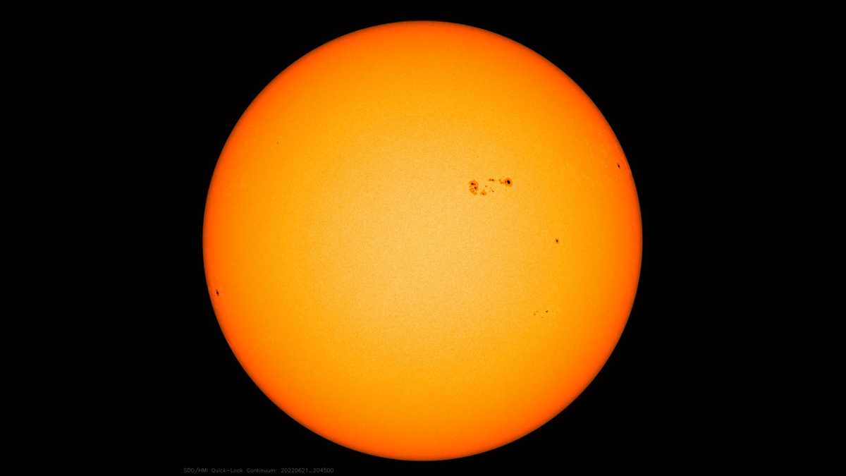 Nous sommes face à une tache solaire géante de la taille de 3 planètes en ce moment