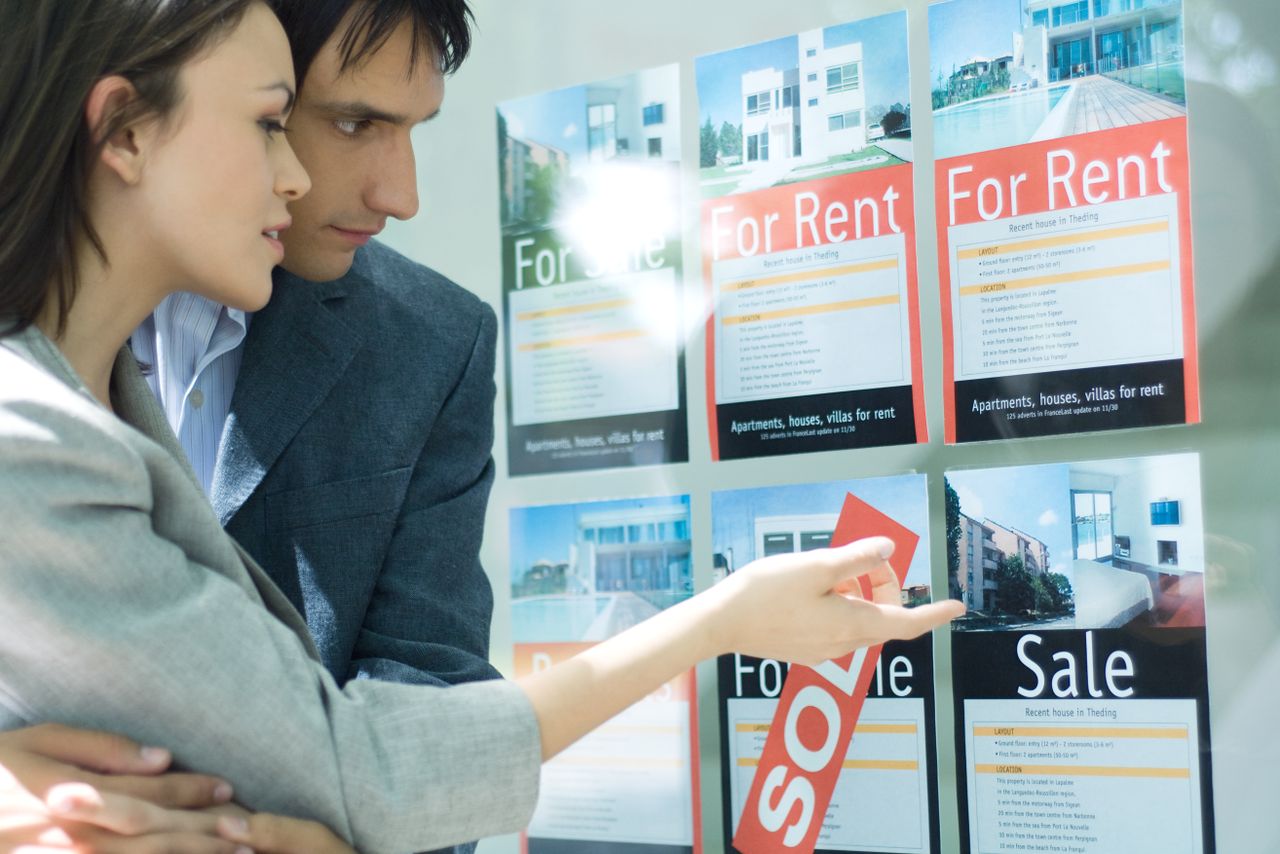 Couple at estate agent&#039;s window