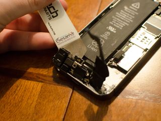 How to replace a broken Lightning dock in an iPhone 5s