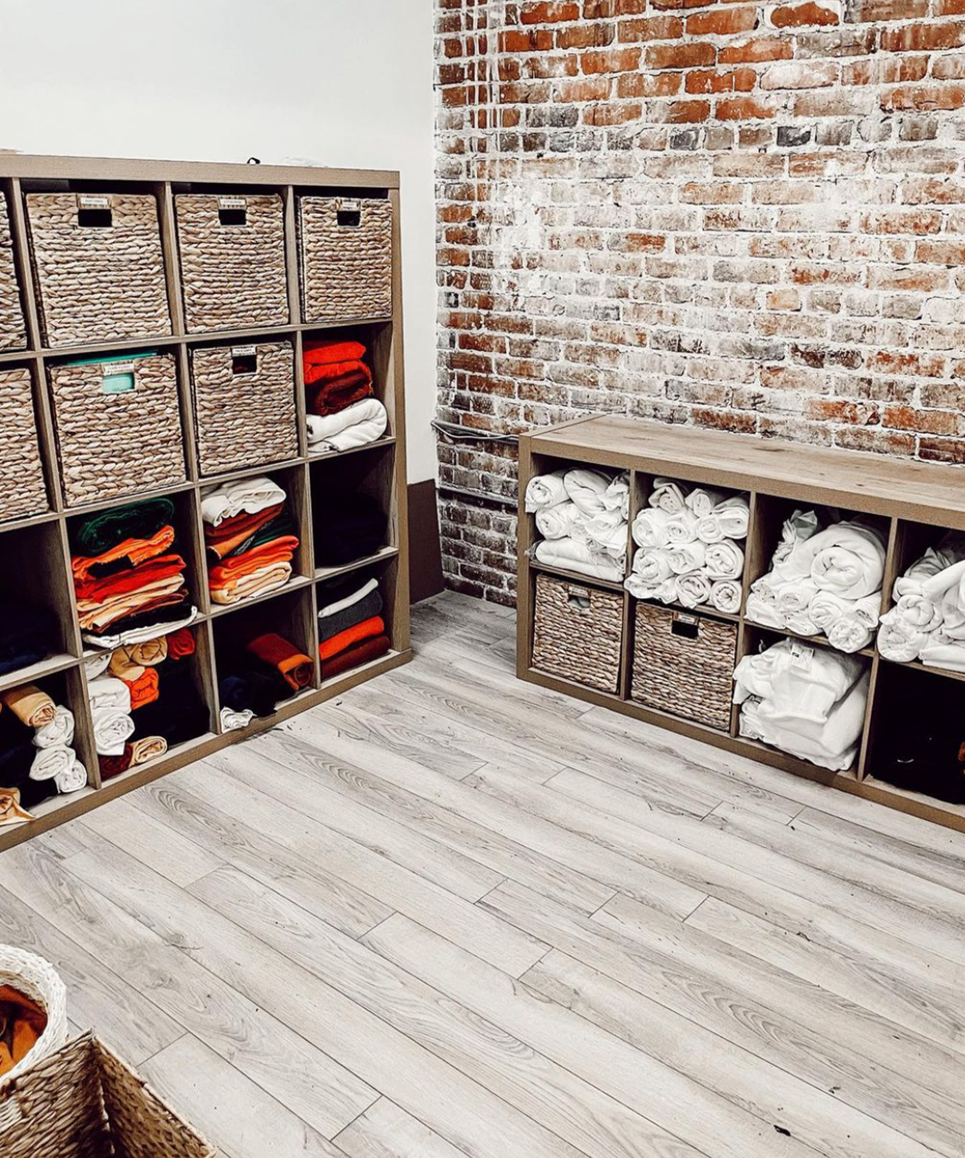 Kamar netral dengan dinding bata,