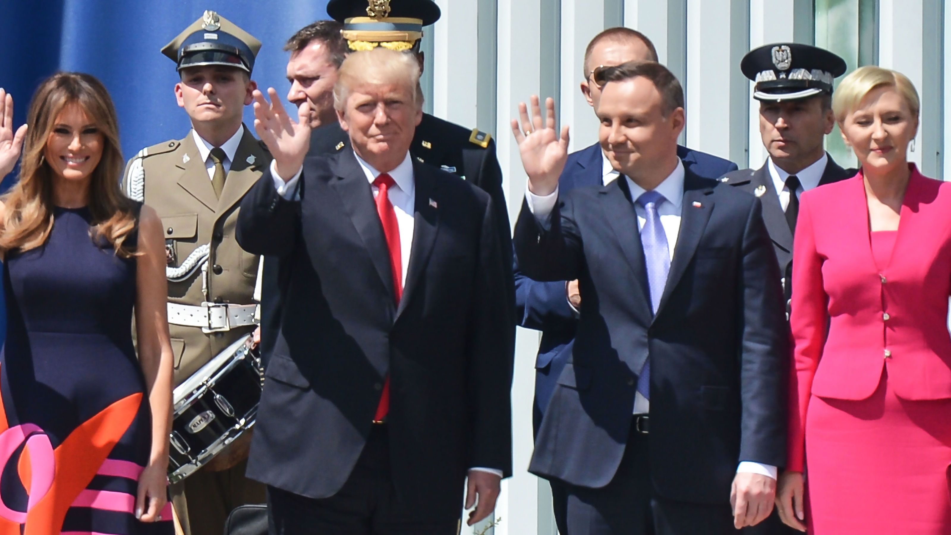 Military uniform, Uniform, Military officer, Event, Official, Military rank, Gesture, Bodyguard, Military person, Naval officer,