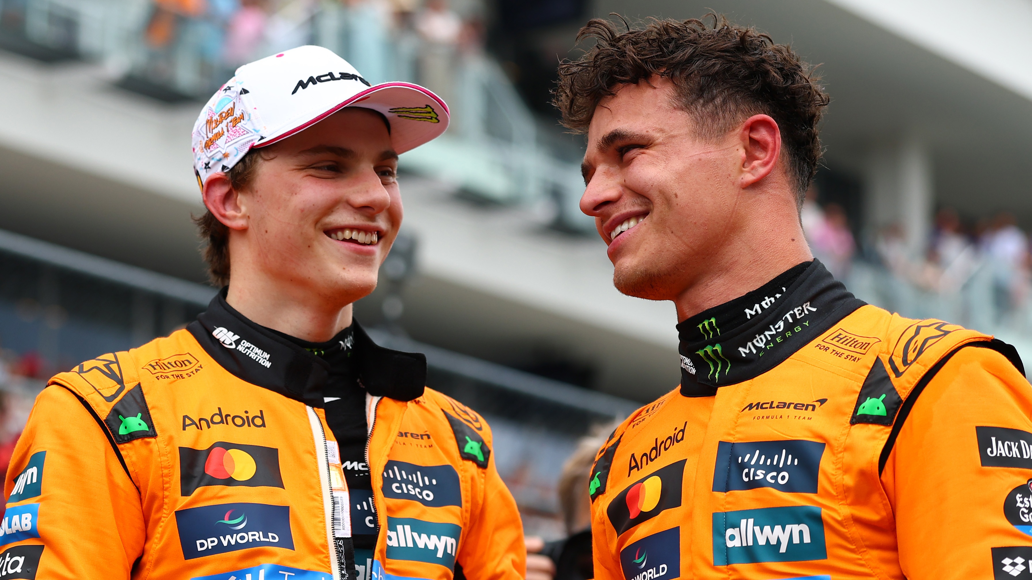 عنوان F1 Challengers ، Oscar Piastri و Lando Norris در حال شوخی هستند.