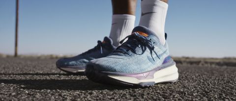 a side-on view of the Nike Invincible 3 in a men's colorway