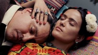Frida och hennes make Diego ligger bredvid varandra i filmen Frida.
