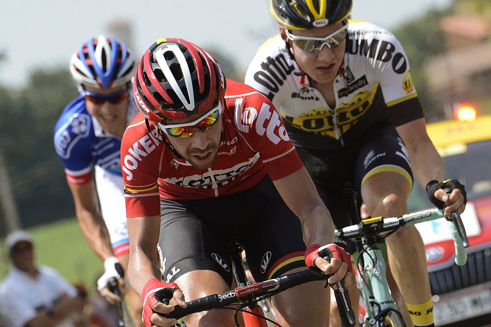 Thomas de Gendt (Lotto-Soudal) leads the breakaway with Nathan Haas (Team Cannondale-Garmin), Cyril Gautier (Europcar), Wilco Kelderman (LottoNL-Jumbo), Pierre-Luc Perichon (Bretagne-Seche Environnement) and Alexandre Geniez (FDJ)