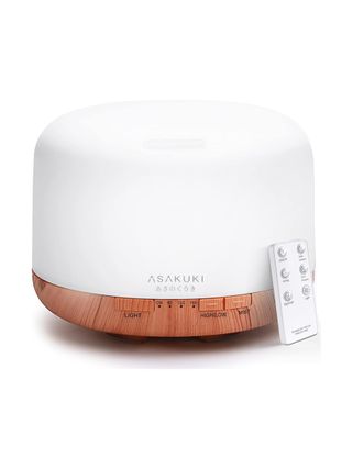 ASAKUKI Diffuser in white and wood.