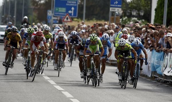 It's a drag race to the finish line between Simone Ponzi (Liquigas-Cannondale) and Oscar Gatto (Farnese Vini - Neri Sottoli).