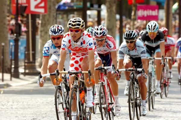 Samuel Sanchez (Euskaltel-Euskadi) in polka dots in Paris.