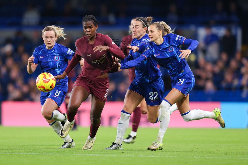 Khadija &#039;Bunny&#039; Shaw of Manchester City battles for possession with Nathalie Bjorn, Lucy Bronze and Erin Cuthbert of Chelsea during the Barclays Women&#039;s Super League match between Chelsea and Manchester City at Stamford Bridge on November 16, 2024 in London, England.