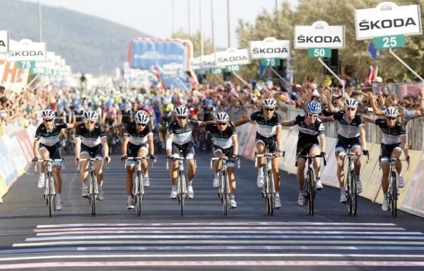 The Leopard Trek team, along with Tyler Farrar, pay tribute to fallen colleague Wouter Weyland, who died in a crash the day before at the 2011 Giro.
